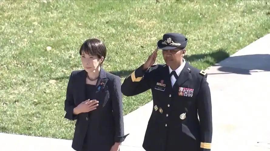 日本政客频频向美军献花的反常行为，背后藏着一段被很多人忽略的历史真相——二战时期