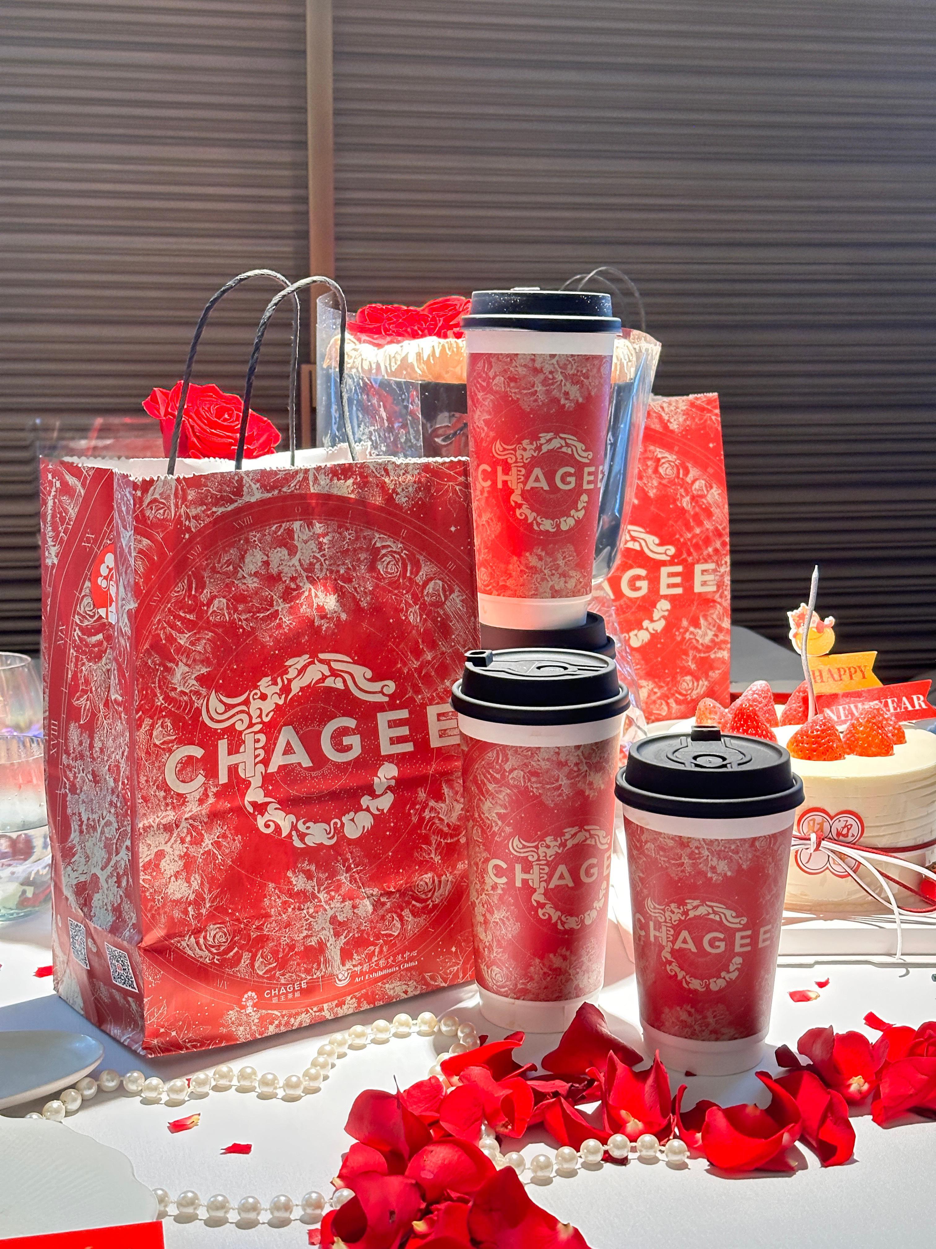 #霸王茶姬杯子寓意# 咱就是说！就是龙年啥都会友（有）[哇][哇]回家过年给家人