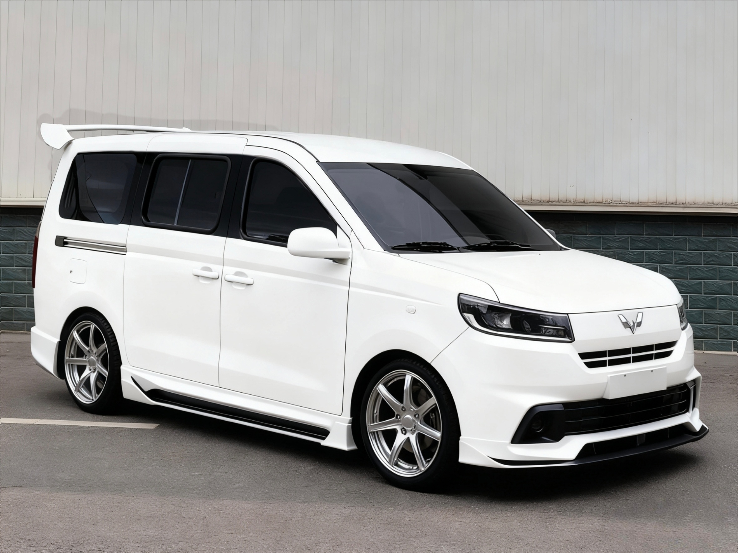 其实把全新五菱荣光改成图上那样也没多大工程。全车贴膜，大轮圈扁平胎，前后杠找个1