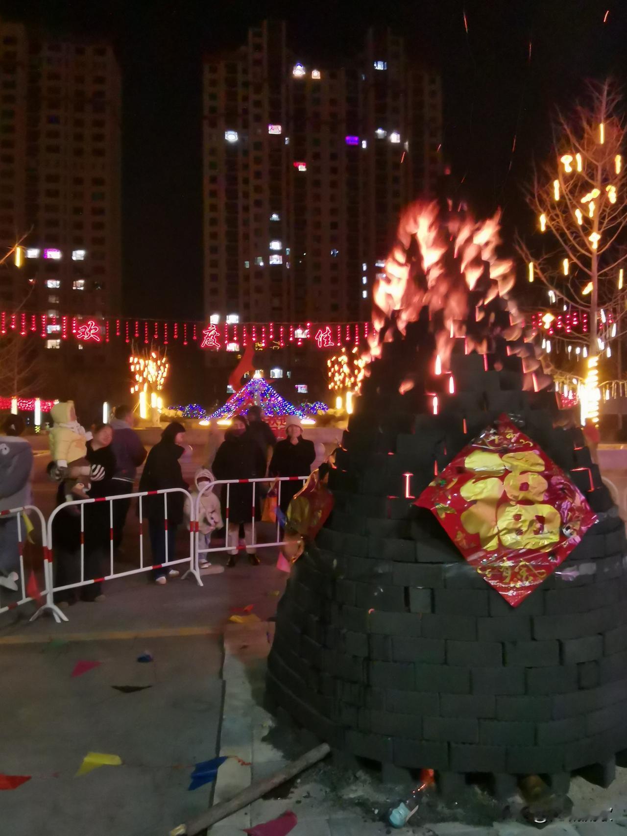 山西的“省灯”！
除夕夜，万家灯火。家家户户阳台红灯笼、串串灯交相辉映，鞭炮声、