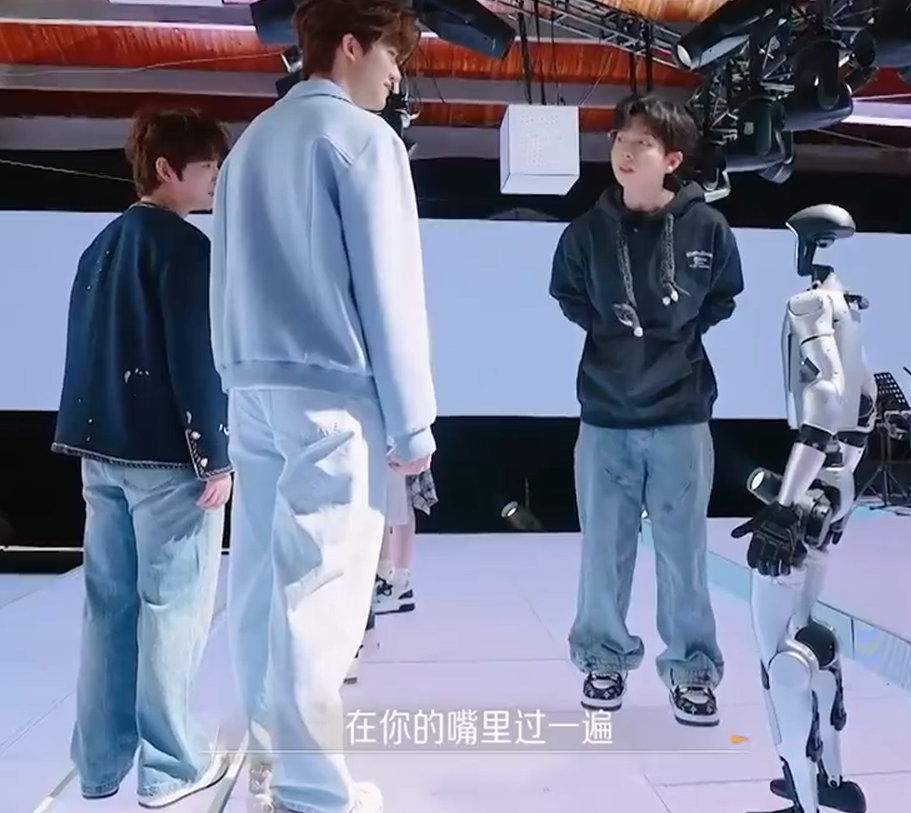 AI直言胡夏演唱会鲨疯了胡夏在舞台上的每一个动作、每一个眼神，都充满魅力！连AI
