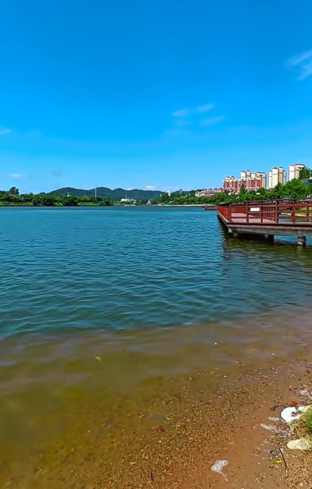 蓝天白云，青山绿水，高楼临立，你觉得这样的风景美不美丽？高楼平地起，评论全靠你，