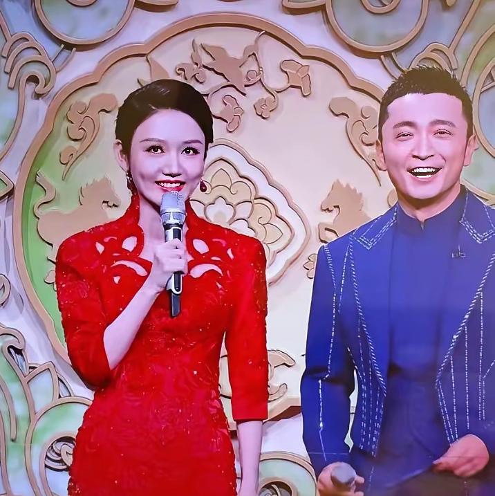 2026马年央视春晚后，主持人龙洋因主持时眼睛总往上瞟成了热议焦点。
不少观众质