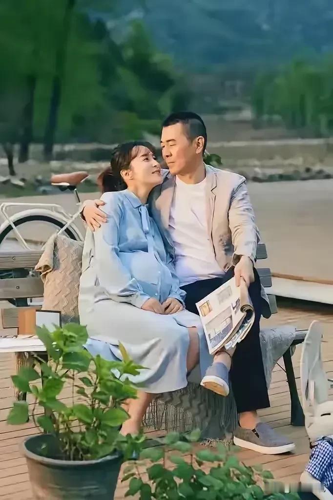 这是戏里，还是戏外？真真假假分不清。[捂脸]
不过，画面倒是挺温馨的！