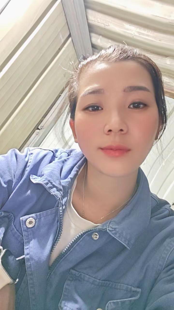 “人有的时候很奇怪，石头扔过来不吭声，糖递过来却红了眼眶。”