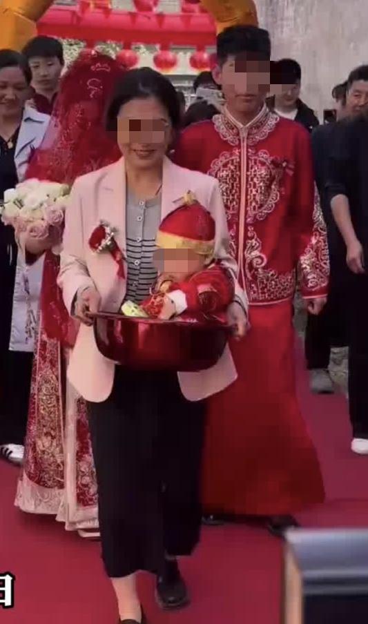 陕西一新娘结婚时带着刚满月侄子出嫁，这孩子父亲因公牺牲，孩子母亲受不了打击，郁郁