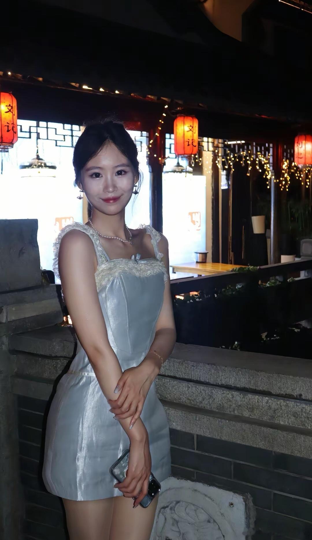 今天穿什么[超话] 银色连身裙美女精彩人像[超话] ​​​