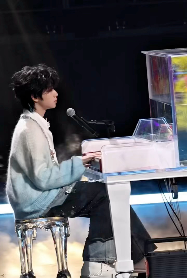 王橹杰碧色挑染造型太绝了！好漂亮的真人小手办我是一只鱼和借过一下舞台超稳，嗓音迷