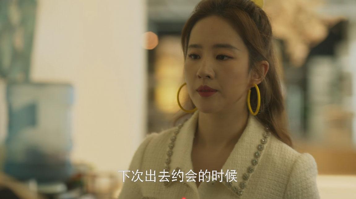 这对黄色大圆环耳环压根不适合刘亦菲，塑料感满满，而且，刘亦菲本就脸小，戴这么大耳