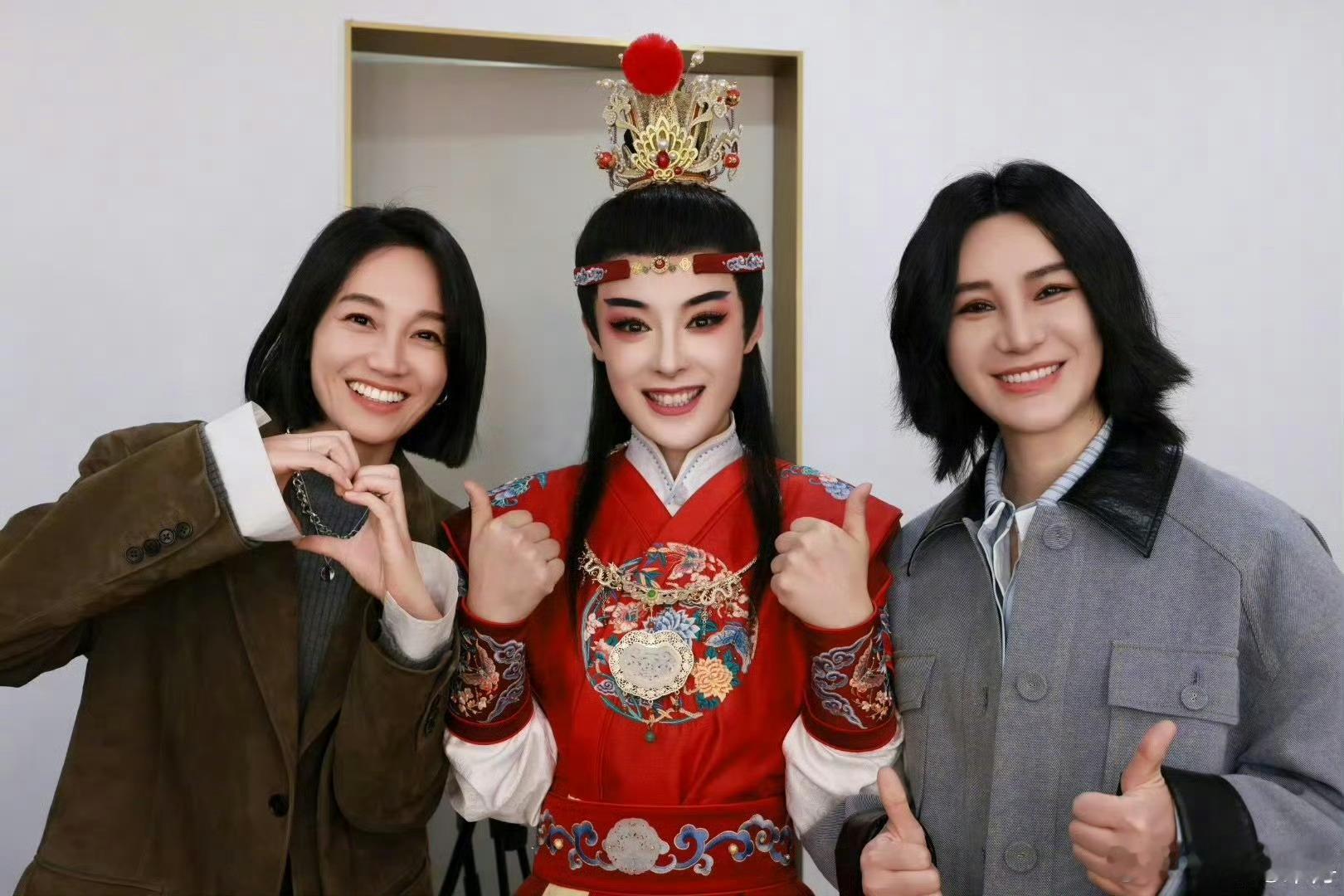 星光交汇！ 陈丽君演出现场偶遇尚雯婕朱丹  ，当戏曲新秀的灵动，撞上实力唱将与资