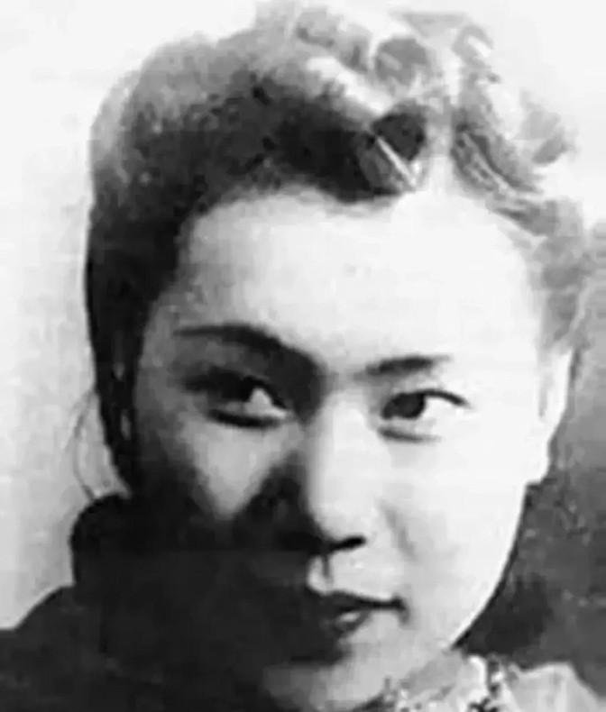 1951年，徐静斐去探望生病的父亲徐悲鸿。看到28岁的继母廖静文吃窝头就咸菜，顿