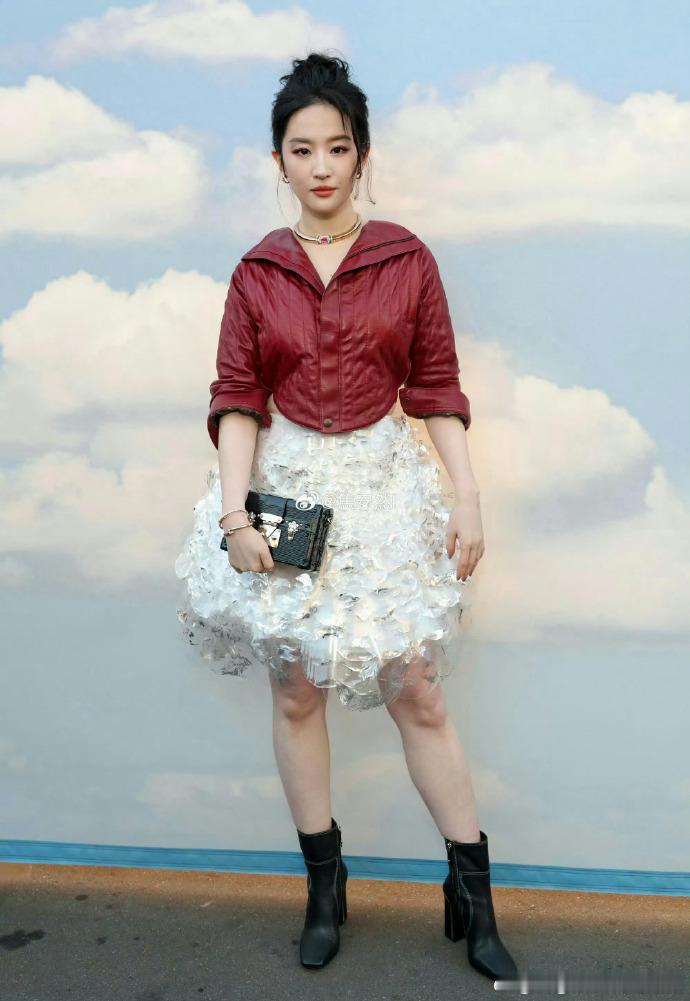 外媒镜头下的刘亦菲朱一龙外媒拍的刘亦菲朱一龙 刘亦菲温柔如诗，朱一龙沉静如光！外