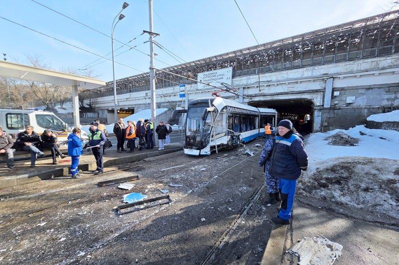 莫斯科的西北部发生了一起电车刹车失灵的交通事故。

电车的车头已经严重损坏。
