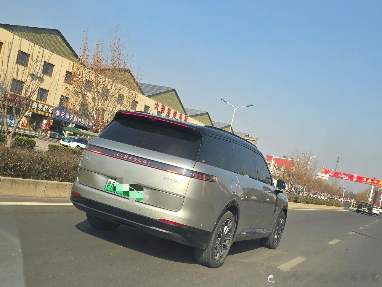 金色的领克900不错，挺漂亮，而且气场很强大吉利领克