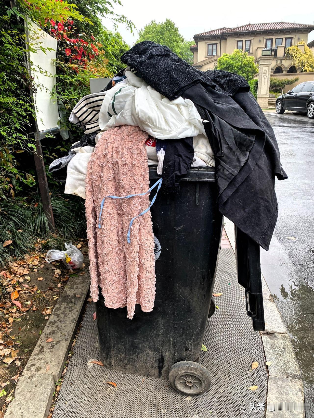 邻居常常这样扔旧衣服，如图1，我想捡了送去小区门口的捐衣箱里，或者在网上卖了，听