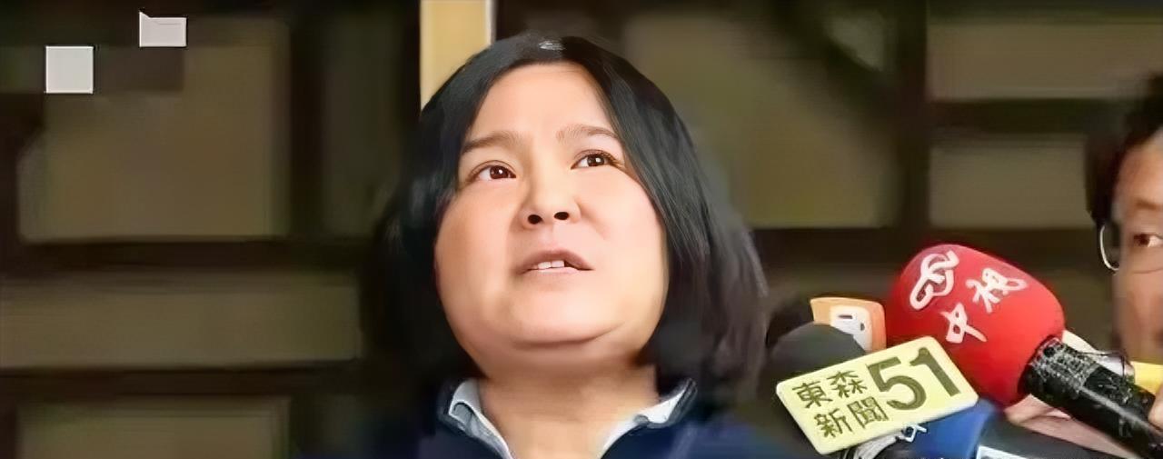 金门民意代表陈玉珍在立法机构开会时，突然被人指着鼻子喊“熊猫人滚出去”，她却异常