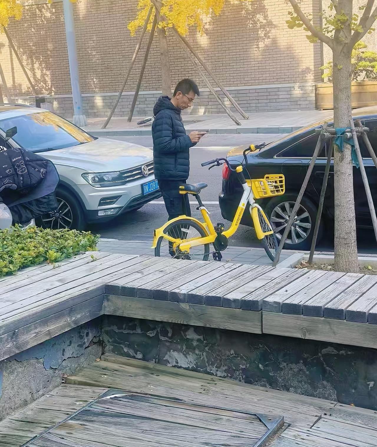 谁能想到这位在街边扫共享单车的小伙子坐拥几个亿的资产？

近日，有网友在北京街边