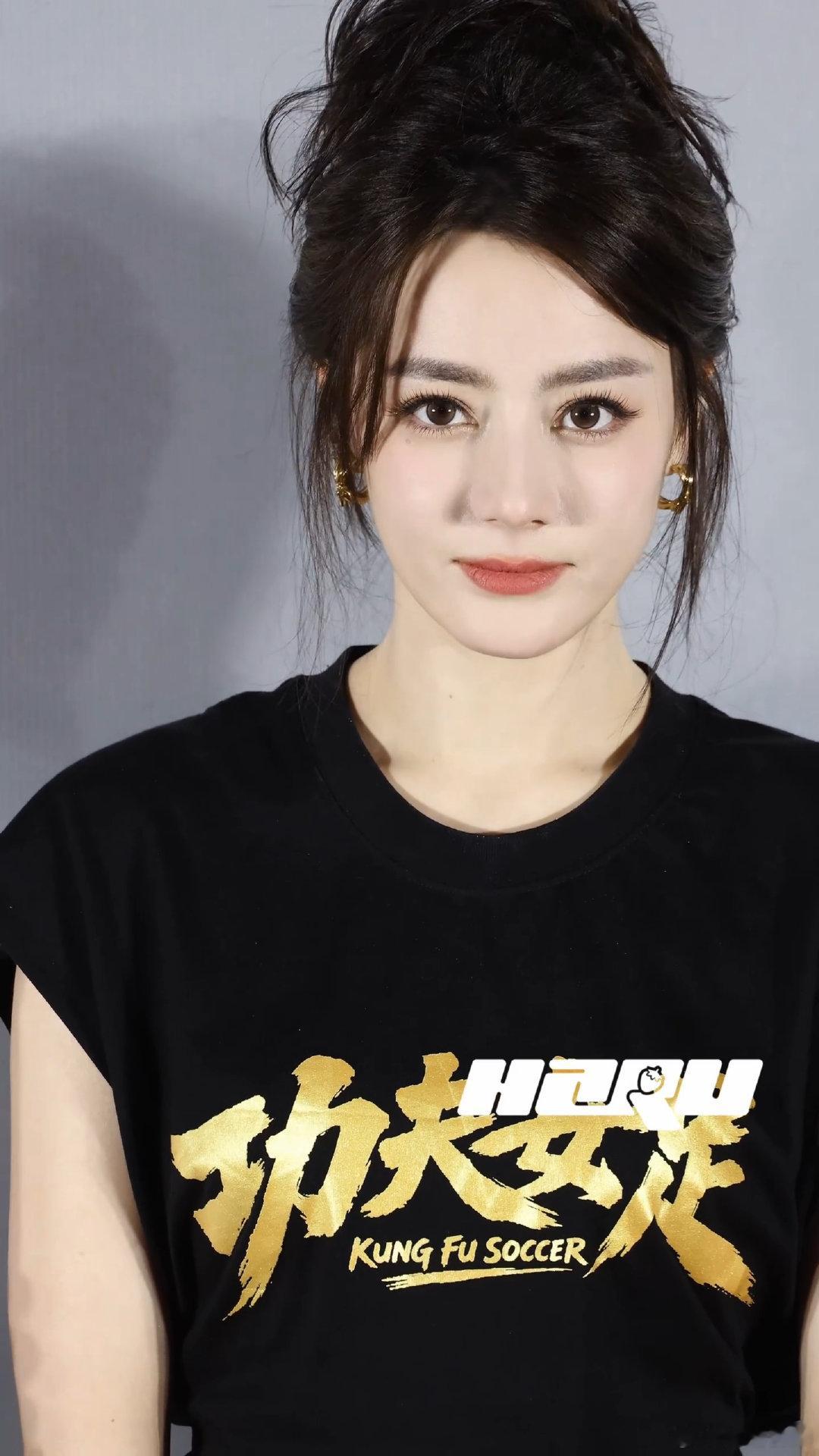 迪丽热巴盯镜头迪丽热巴直盯镜头的威慑力迪丽热巴直视镜头，眼神坚定又有气场，自带超