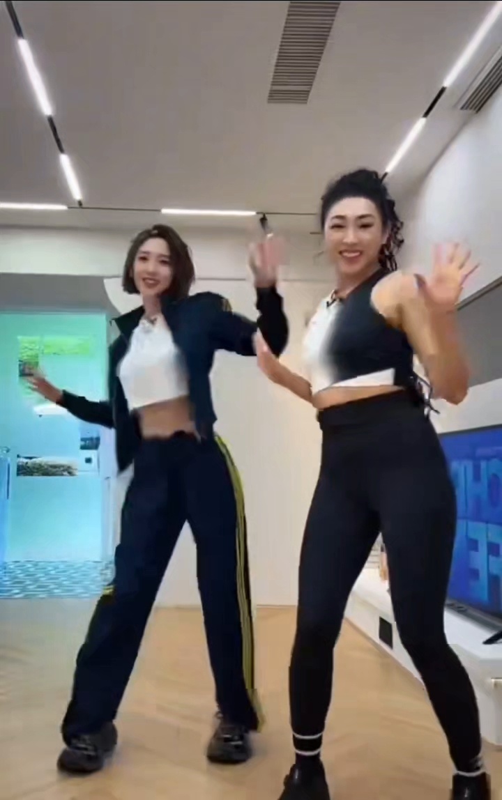 唐艺昕淡淡同跳爱情鸟复古舞曲《爱情鸟》奏响，唐艺昕与淡淡默契共舞。昔日甜妹今日爆