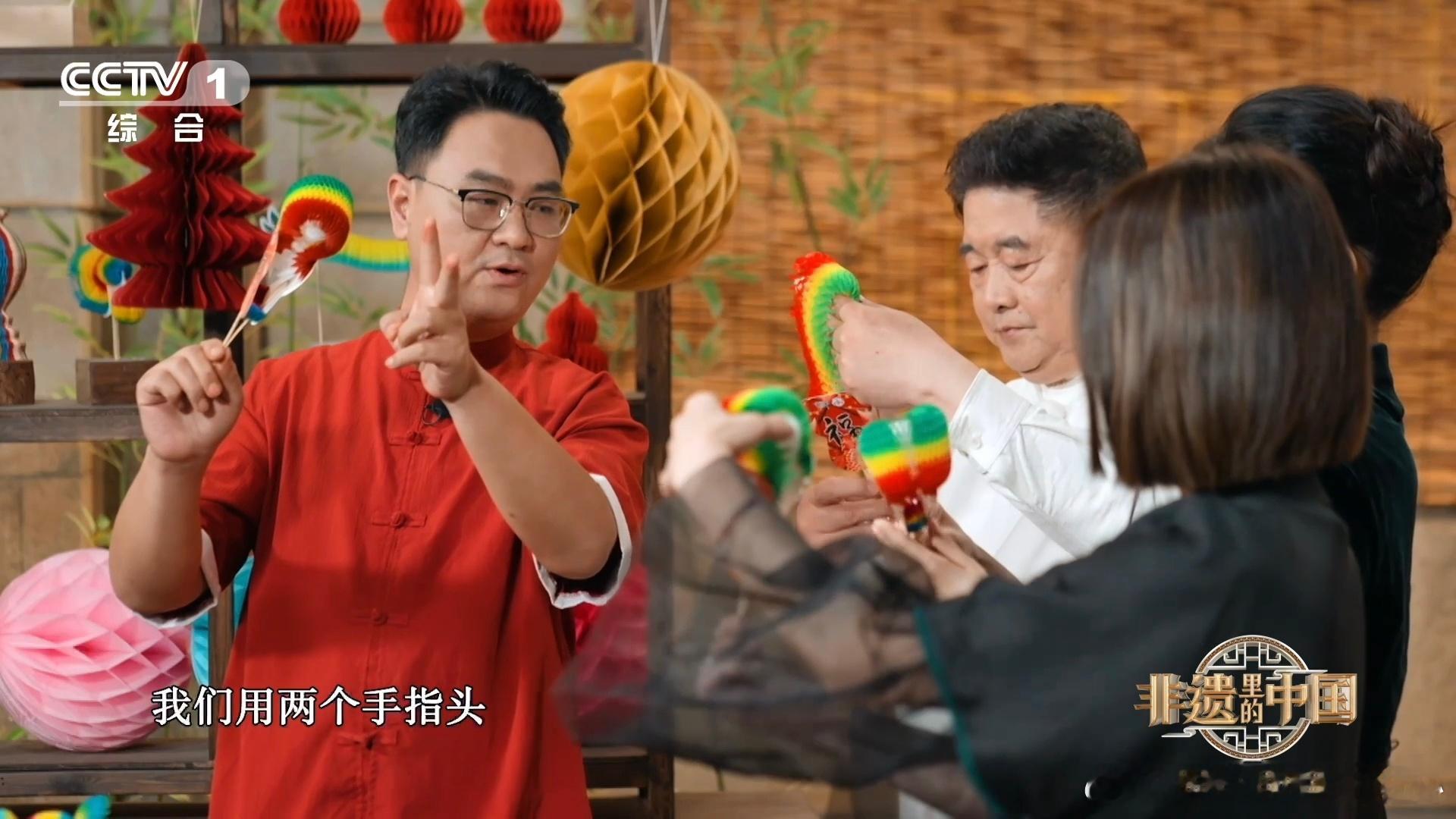 非遗界72变纸翻花表演真的很费眼又费耳，变化速度快到耳朵跟不上，眼睛也看不过来，