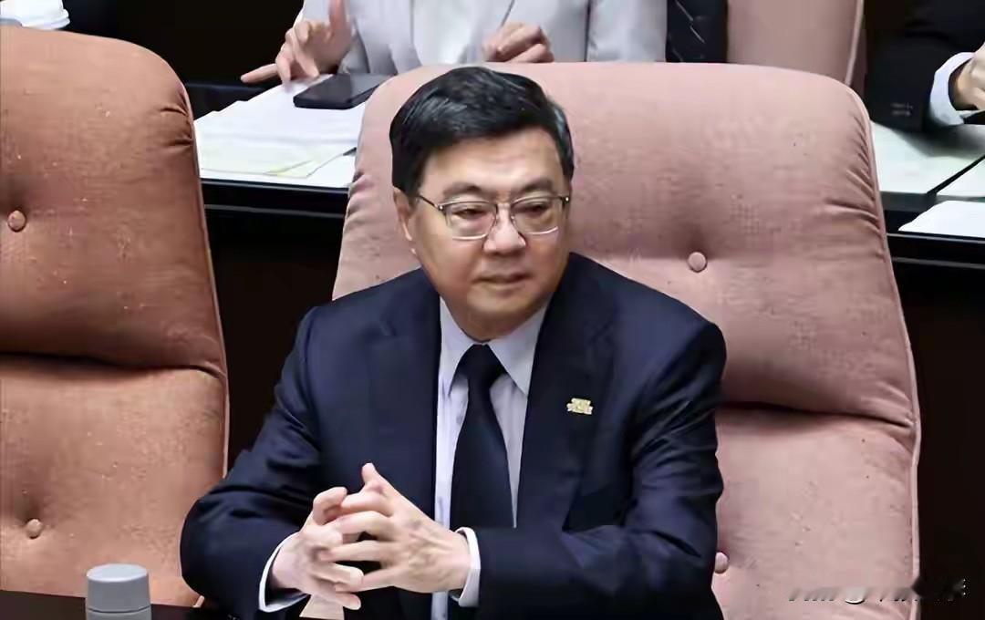 台湾地区行政机构负责人卓荣泰最近干了件"偷偷摸摸"的事——以看棒球赛的"私人名义
