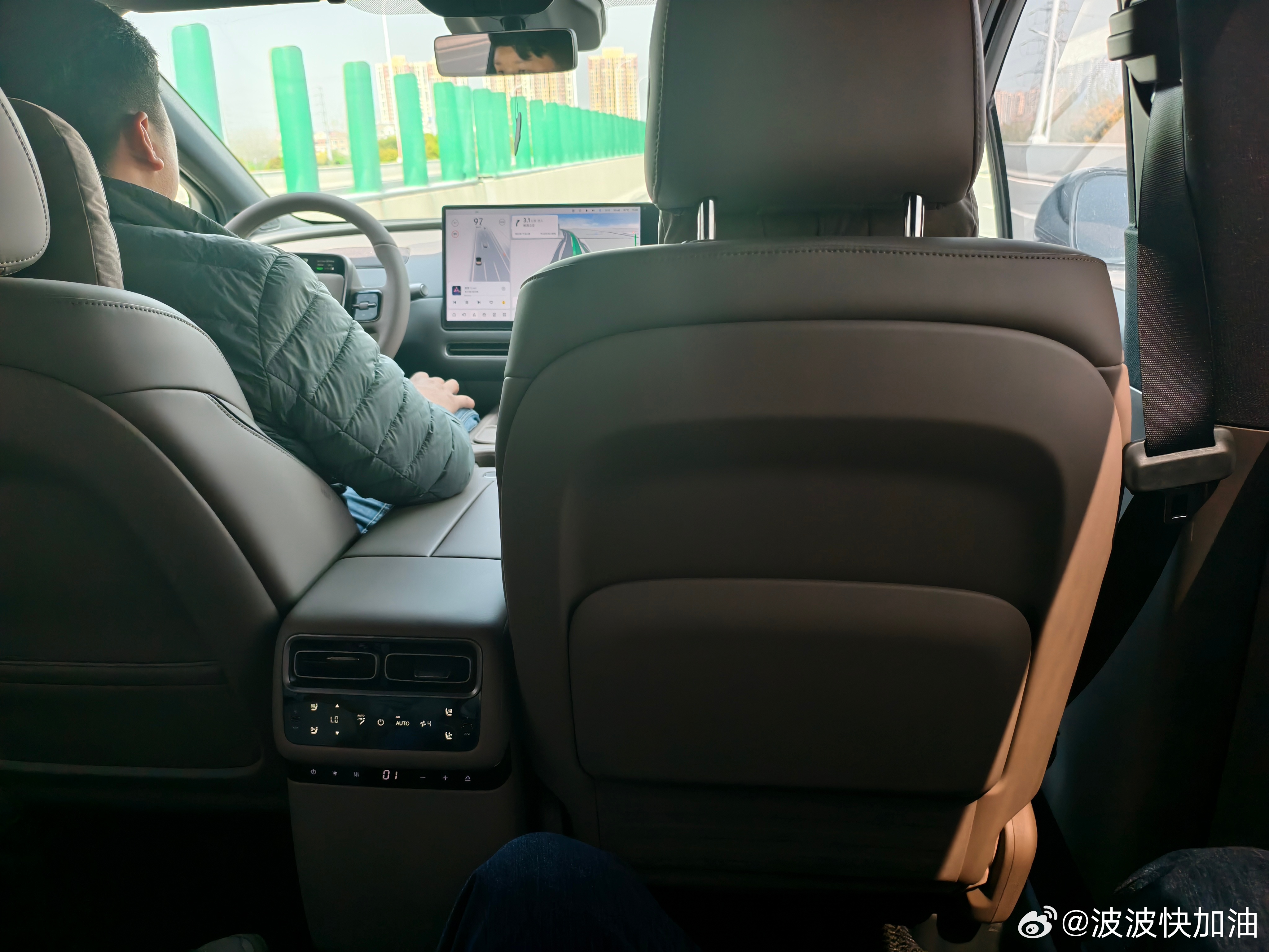 我姐 i6 可算提车了，真就等了半年。因为她职业是教师，理想还送了 20,000