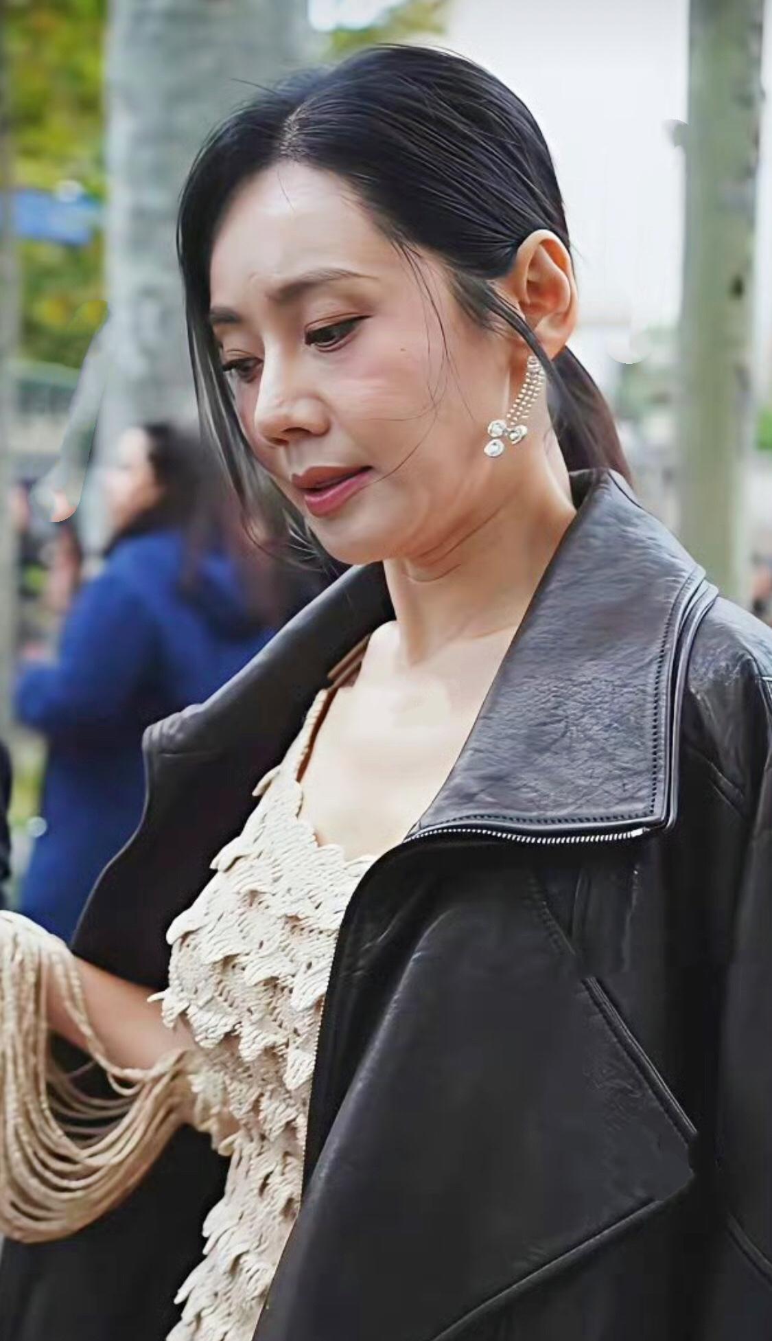 46岁的秋瓷炫看上去也太显老了吧
难道是瘦的人一到中年老的快？ ​​​
 娱乐