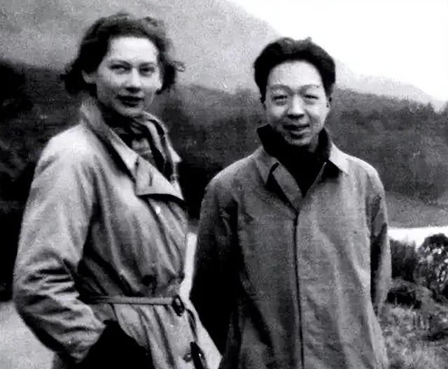 翻译家杨宪益口述回忆：一家32名佣人
 
他父亲杨毓璋，中国银行天津分行首任行长
