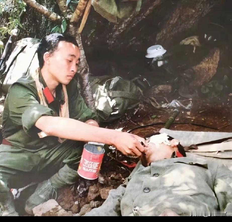 这是一张1984年
者阴山收复战记者拍下的一幕。
战士看着奄奄一息的战友，很难过