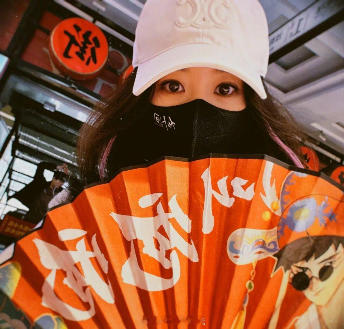 大家看清楚赵丽颖扇子上写的什么了吗？叫爸爸，我就当是对zl贴脸开大啦，zl还不快