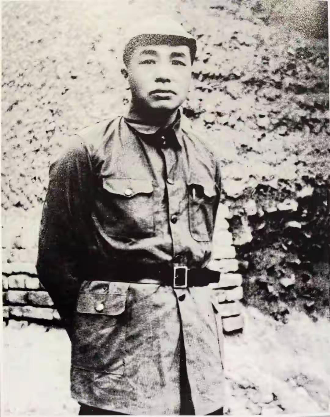 近代中国历史上，有一位关键人物，曾三次在悬崖边拉住中国。

他很少站在台前当主角