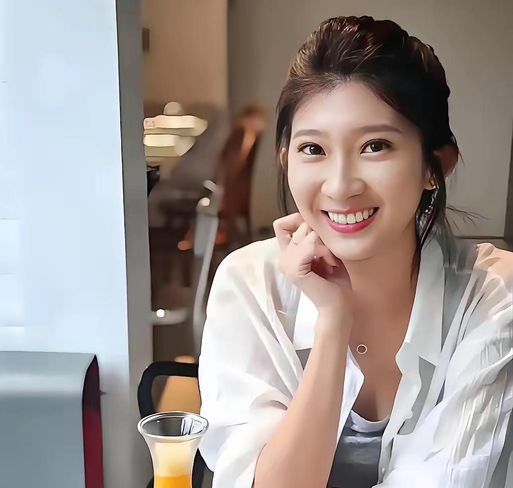 真的让人敬佩！李明璇不仅颜值出众、能力出众，更是一位有骨气、有立场的台湾女性，敢