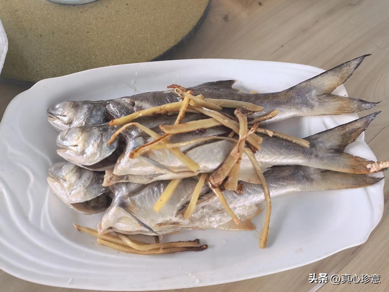 约了哥哥和嫂子吃午饭，哥哥说带我们去尝尝瓦缸鸡，听名字就很有特色，不过路程有点远