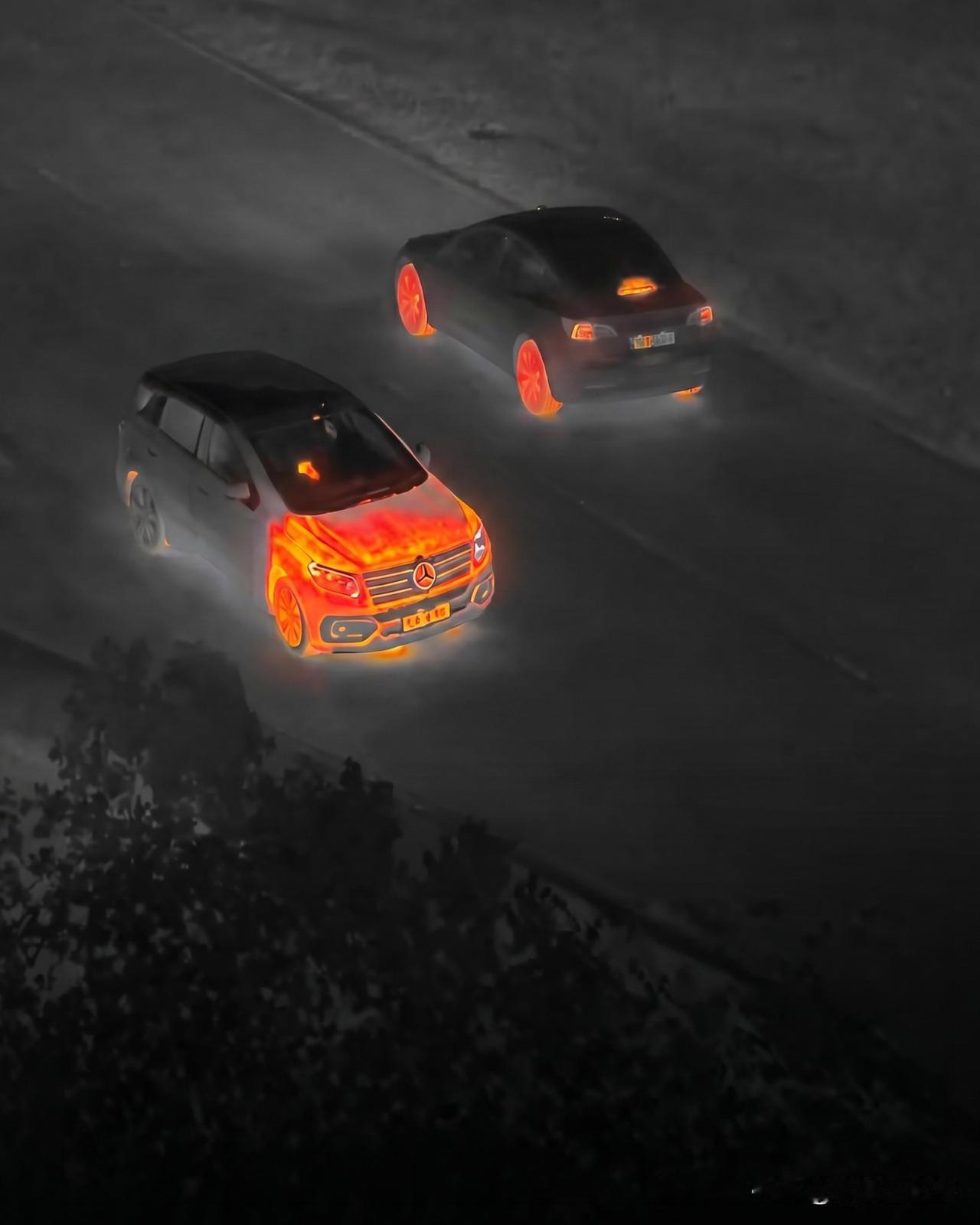 燃油车、电动车的热成像影像，燃油车发热部分主要位于车头机舱，电动车发热最大的部分