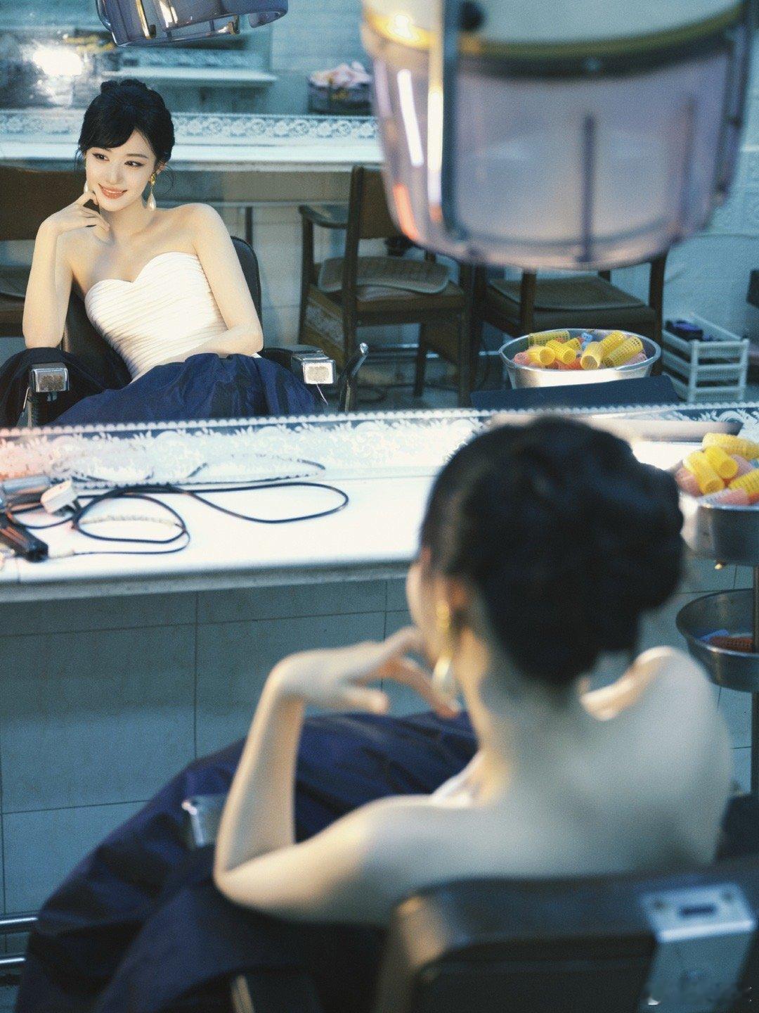 王楚然 小船美发屋做的斜刘海 哇哦！王楚然这是和小船美发屋“锁死”啦！怼脸拍美到