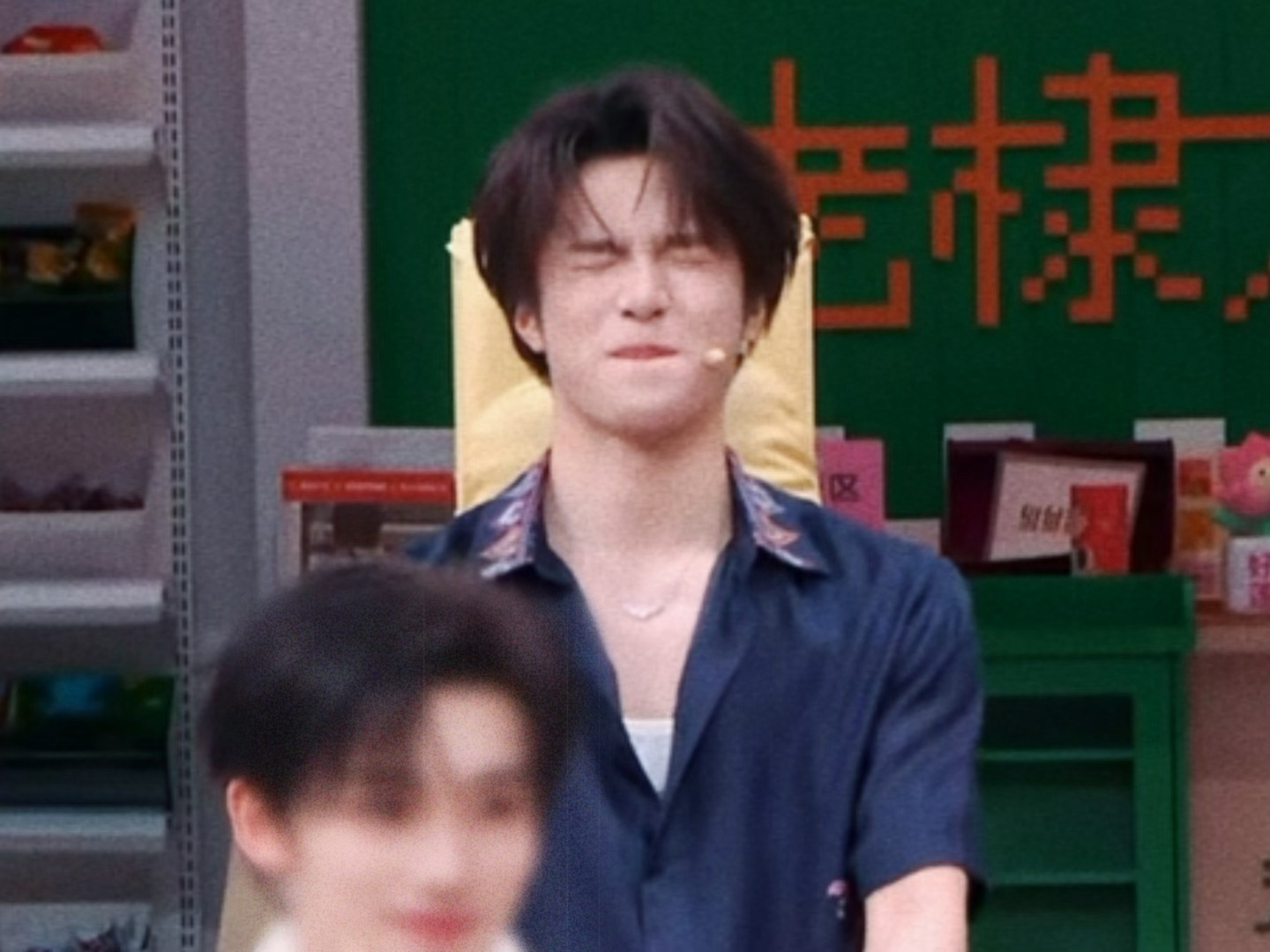 泼水前皱巴巴给自己做心理建设然后就这样出神图了哥哥…🥺帅得好轻松 