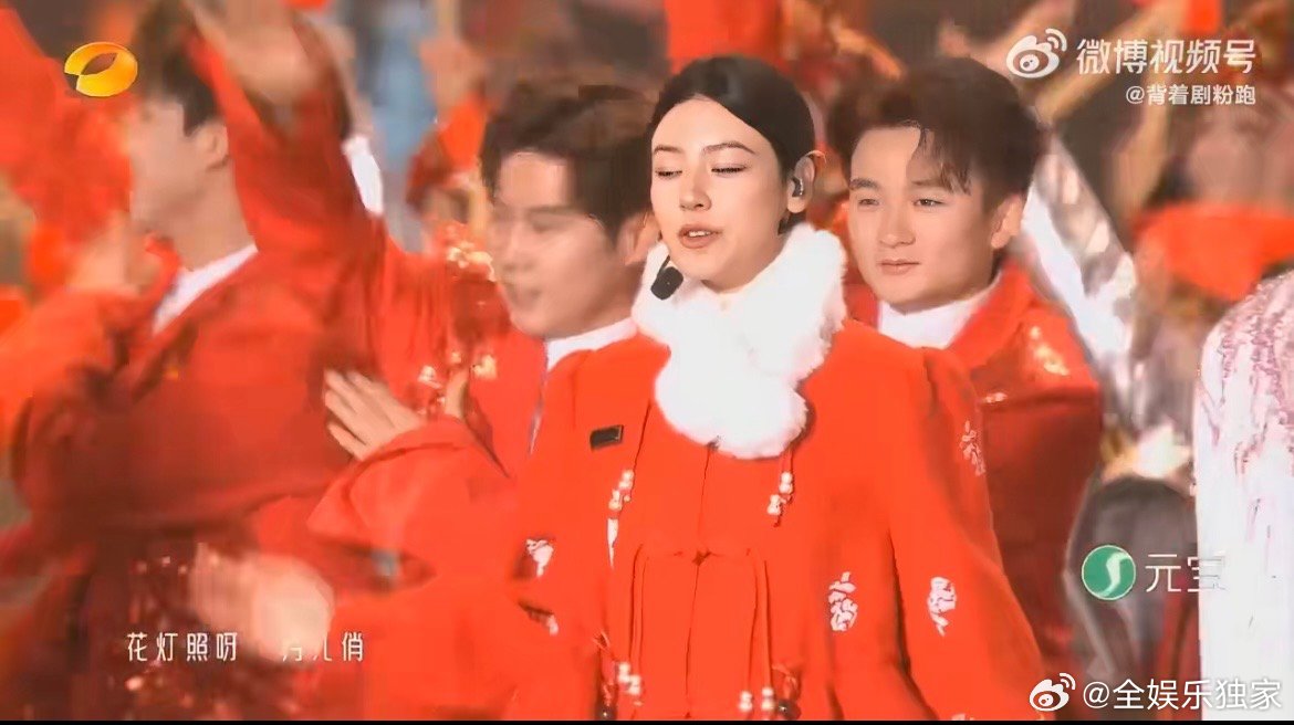 张峻豪元宵晚会开场秀张峻豪元宵晚会舞台 与非遗锣鼓手同台演绎，张峻豪打鼓利落有力