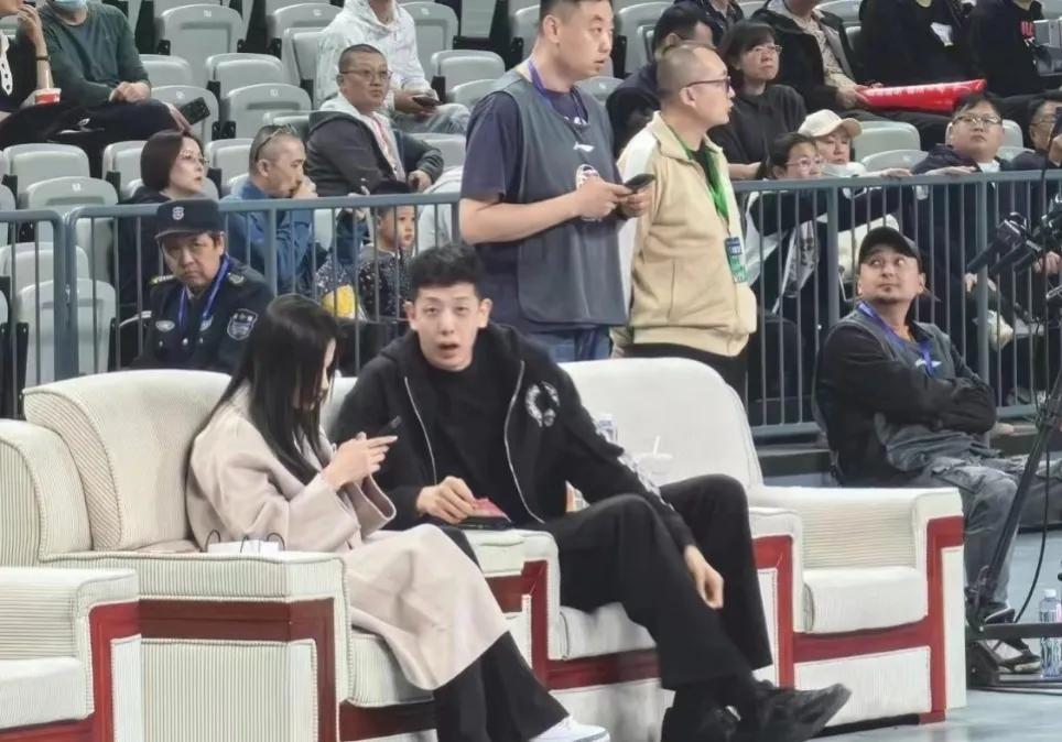 放假了日子就是过的舒服，深圳男篮当家球星沈梓捷带着女朋友一起到新疆主场看比赛，两
