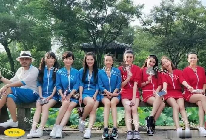 莫文蔚的腿不是开玩笑的，连超模奚梦瑶坐在她旁边腿都被比下去了 ​ ​​​