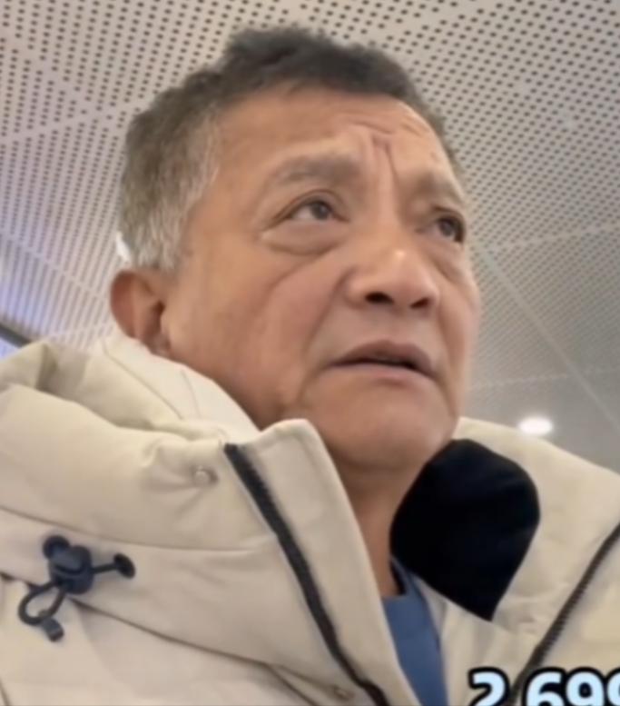 “我只是穷，又不是傻！”2023年，辽宁大爷老张，到奥莱商场买羽绒服，试了一款加