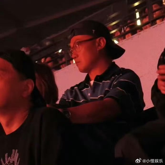 考验五旬老人情商中陈奕迅表情凝重考验五旬老人情商中 好缺德但是我好想笑。。 