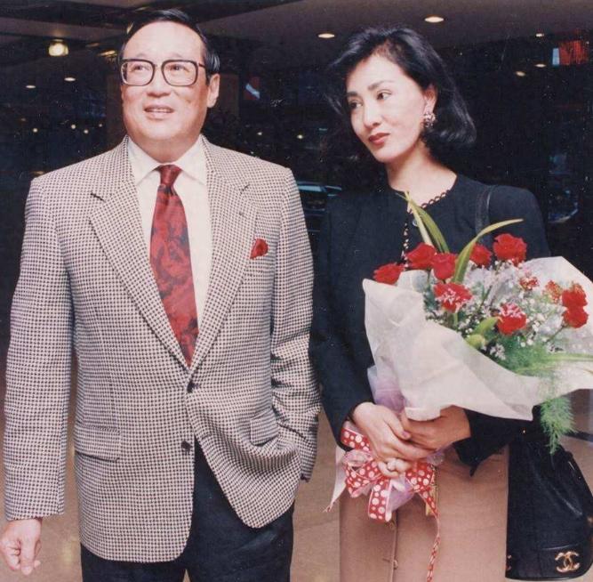 1995年，香港富豪赵世光甩出1000万，要妻子何莉莉签字离婚。何莉莉硬是没收，