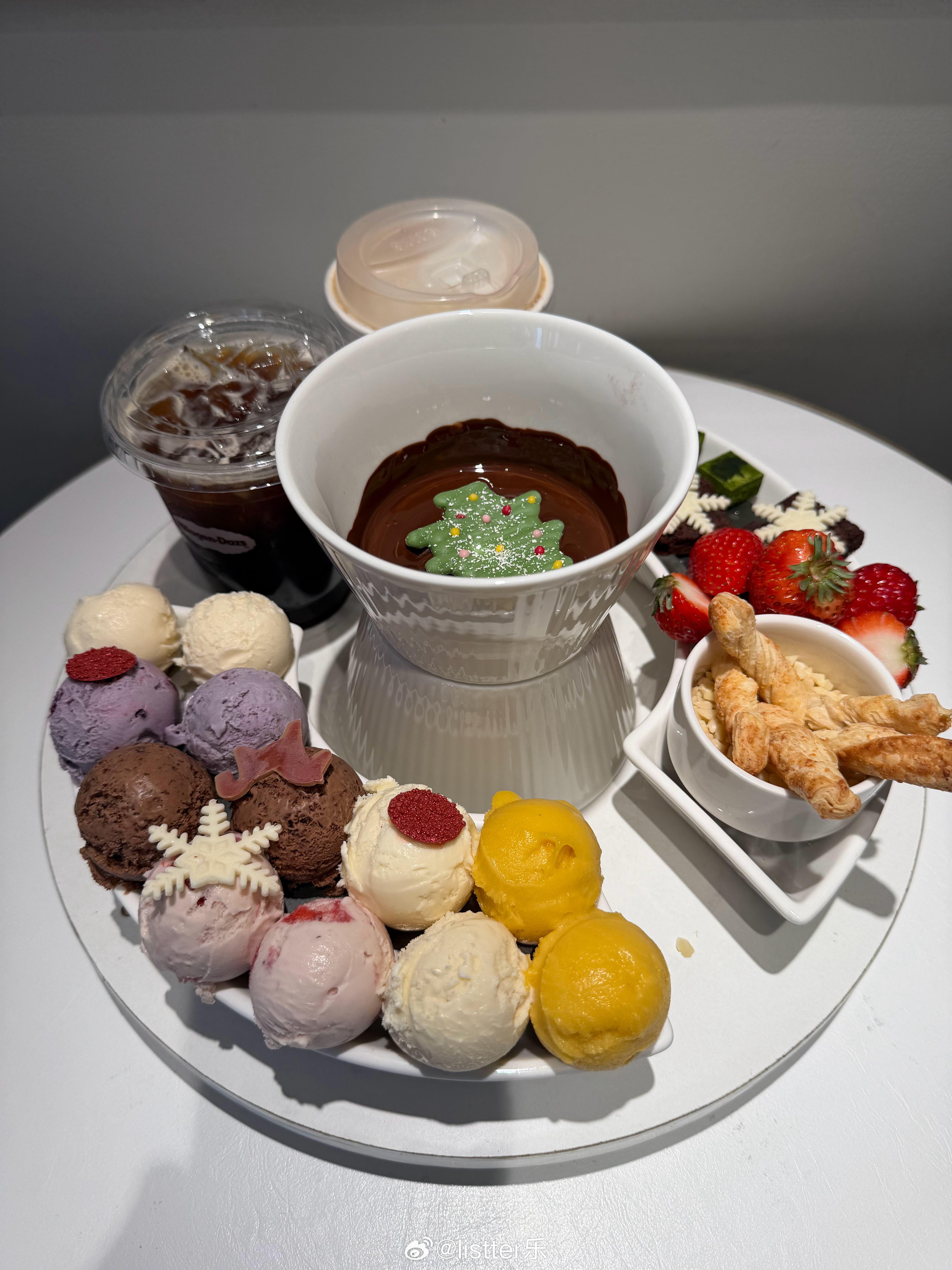 今天奢侈一把，吃一顿哈根达斯的冰激凌火锅！12个冰球，两杯咖啡，中间一个热巧克力