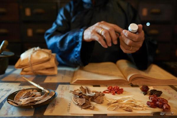 人人都要懂点中医，才能自救啊

1、酸收。什么叫收？就是把你身体往外漏的东西兜住