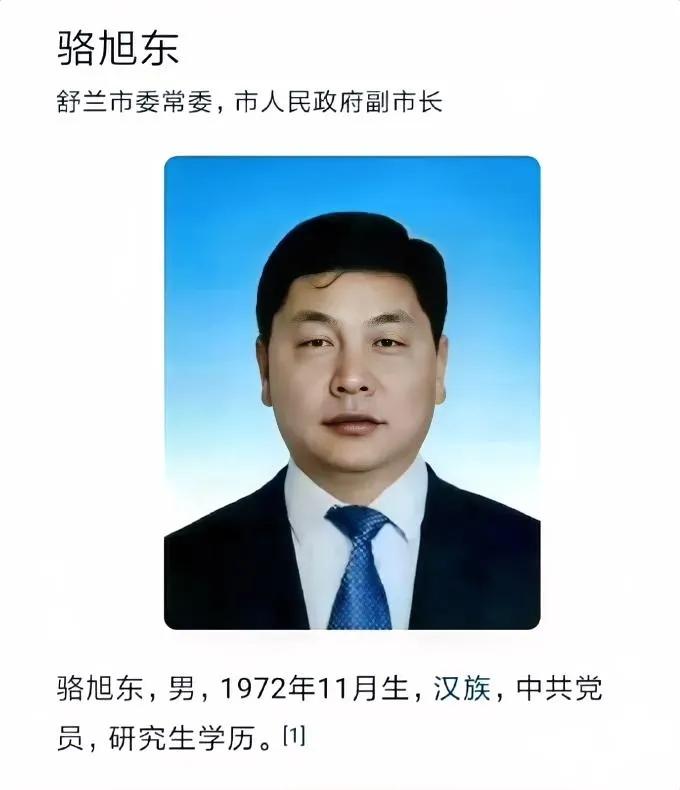 水灾，牺牲，地震，
演唱会...
很多人认为这是最不合时宜的一场演唱会，
公共资