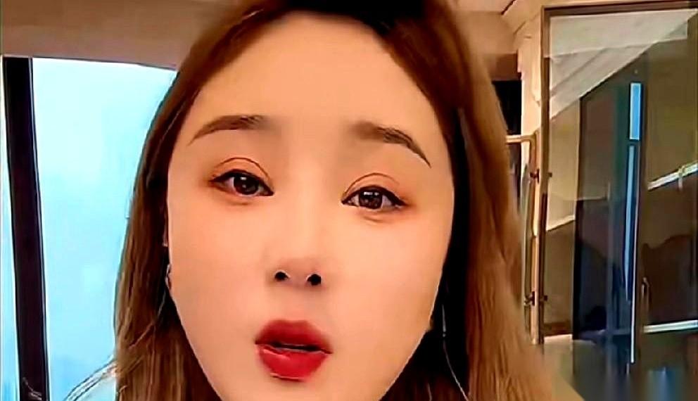 主播沈曼自己说，她现在银行卡里连一万块钱都掏不出来了。
不是没赚过钱。恰恰相反，