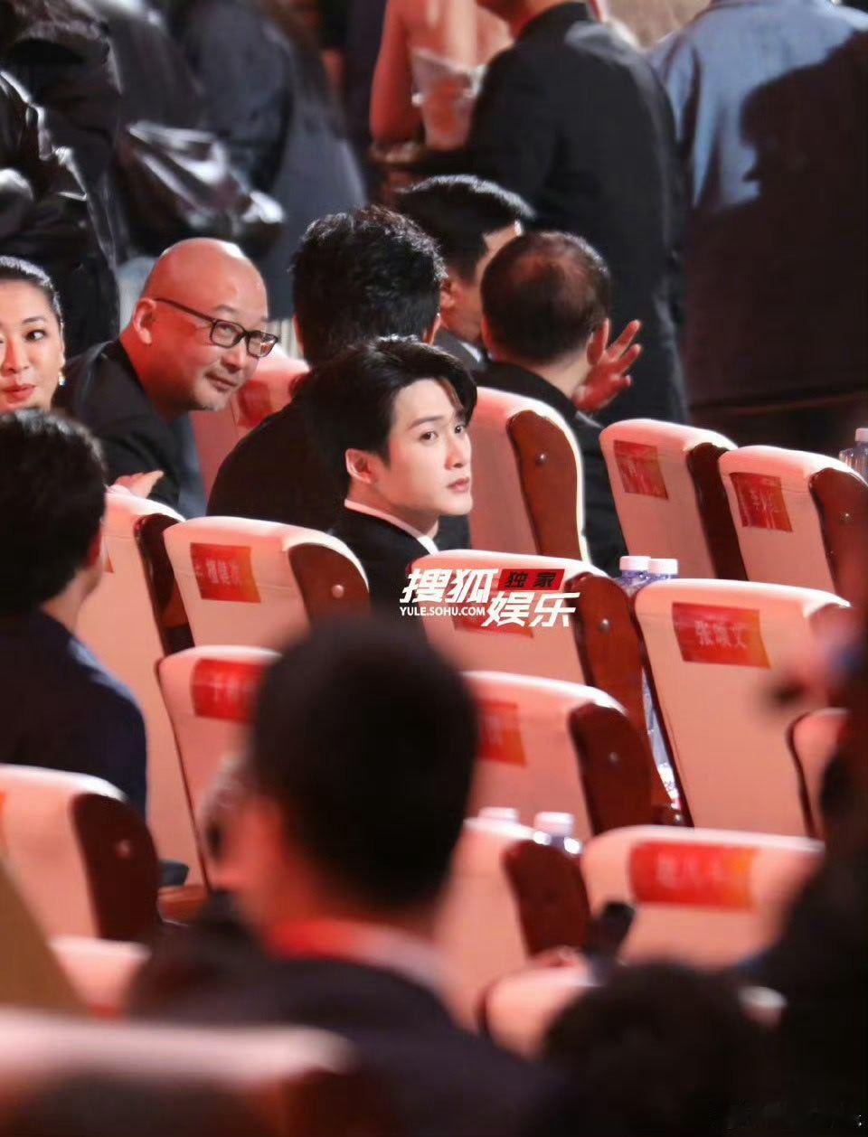 檀健次北影节内场图 檀健次北影节内场图，矜贵气质拿捏得死死的，坐哪儿都是焦点 