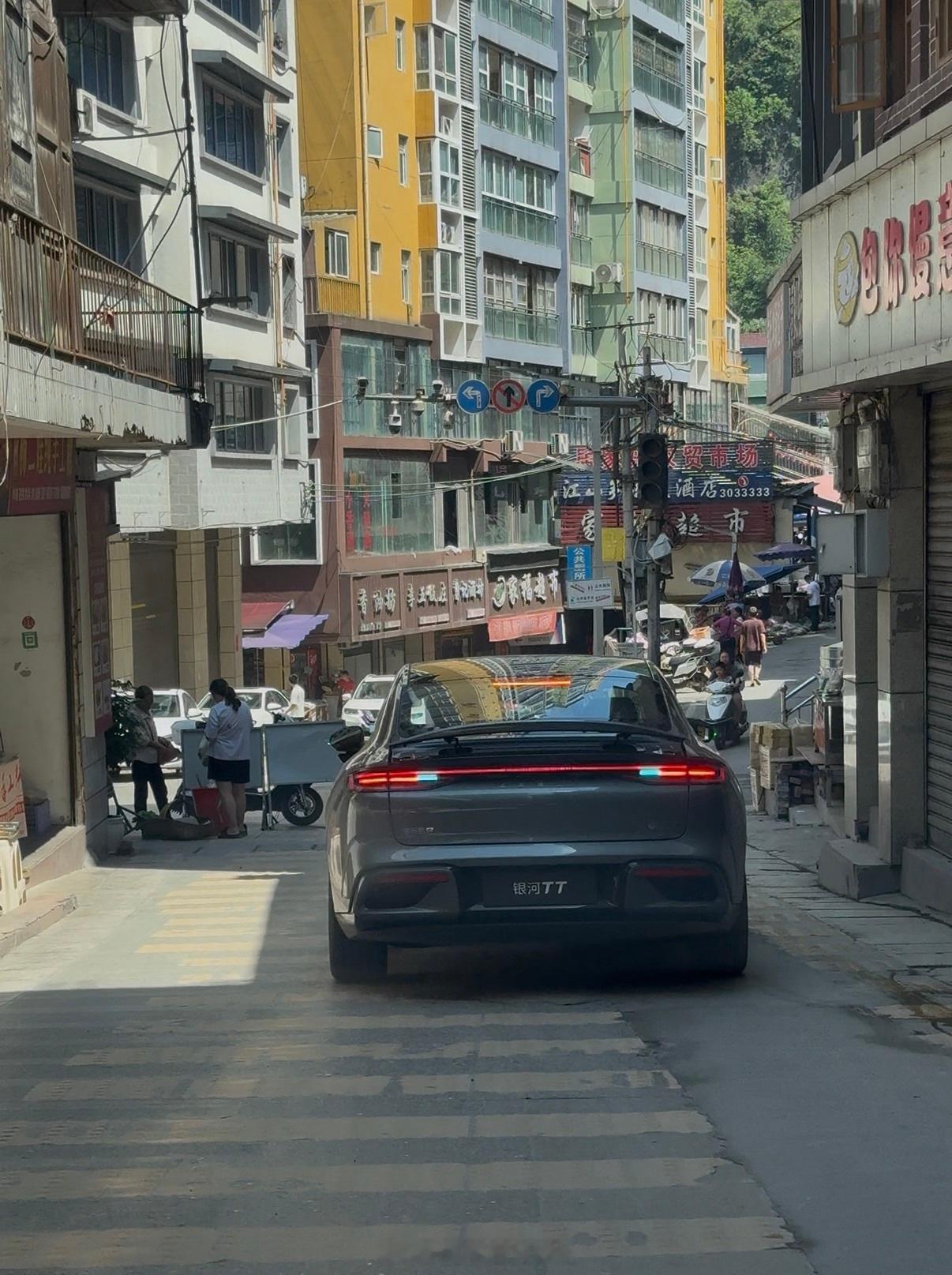 被中国国家地理认证的“中国最窄县城”云南盐津，最近火了整座县城卡在两山夹一河的峡