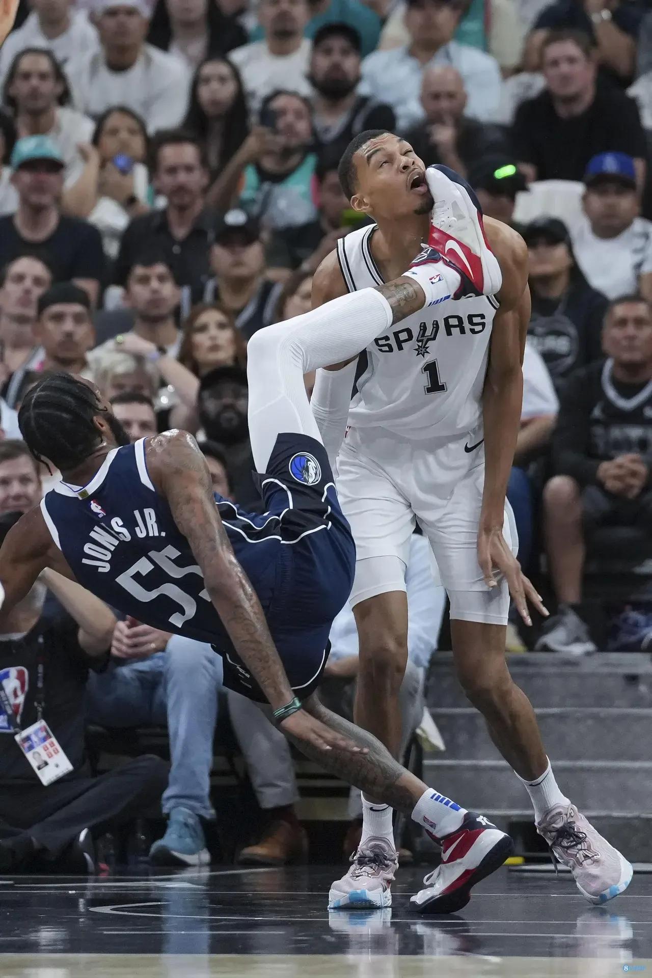 啥玩意？这NBA成足球啦？还来个倒钩？
#NBA那点事# #NBA#