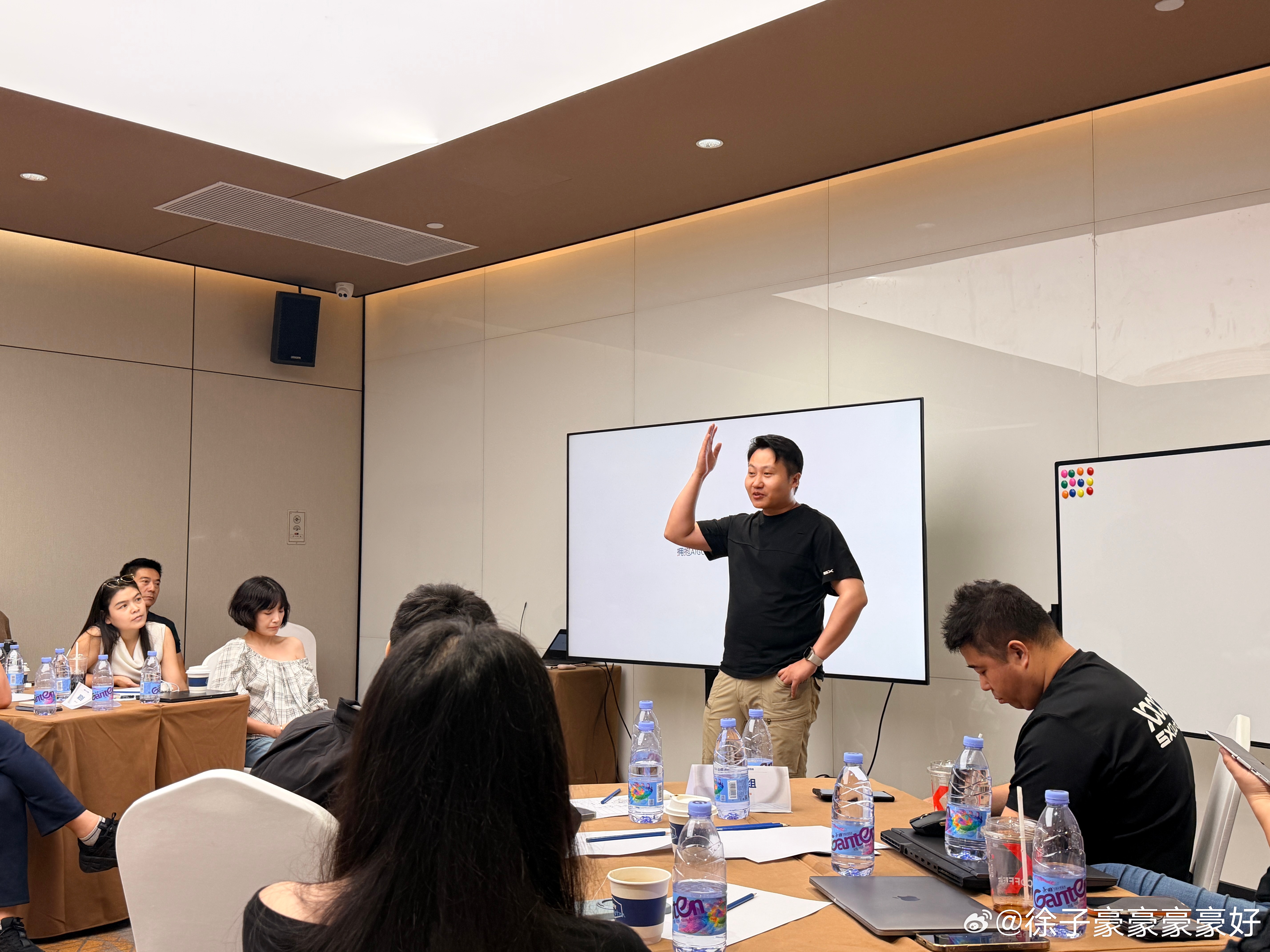 周末公司开会，学习提高，听完我司“席意欧”关哥的分析，必须得拥抱新时代了，再不改